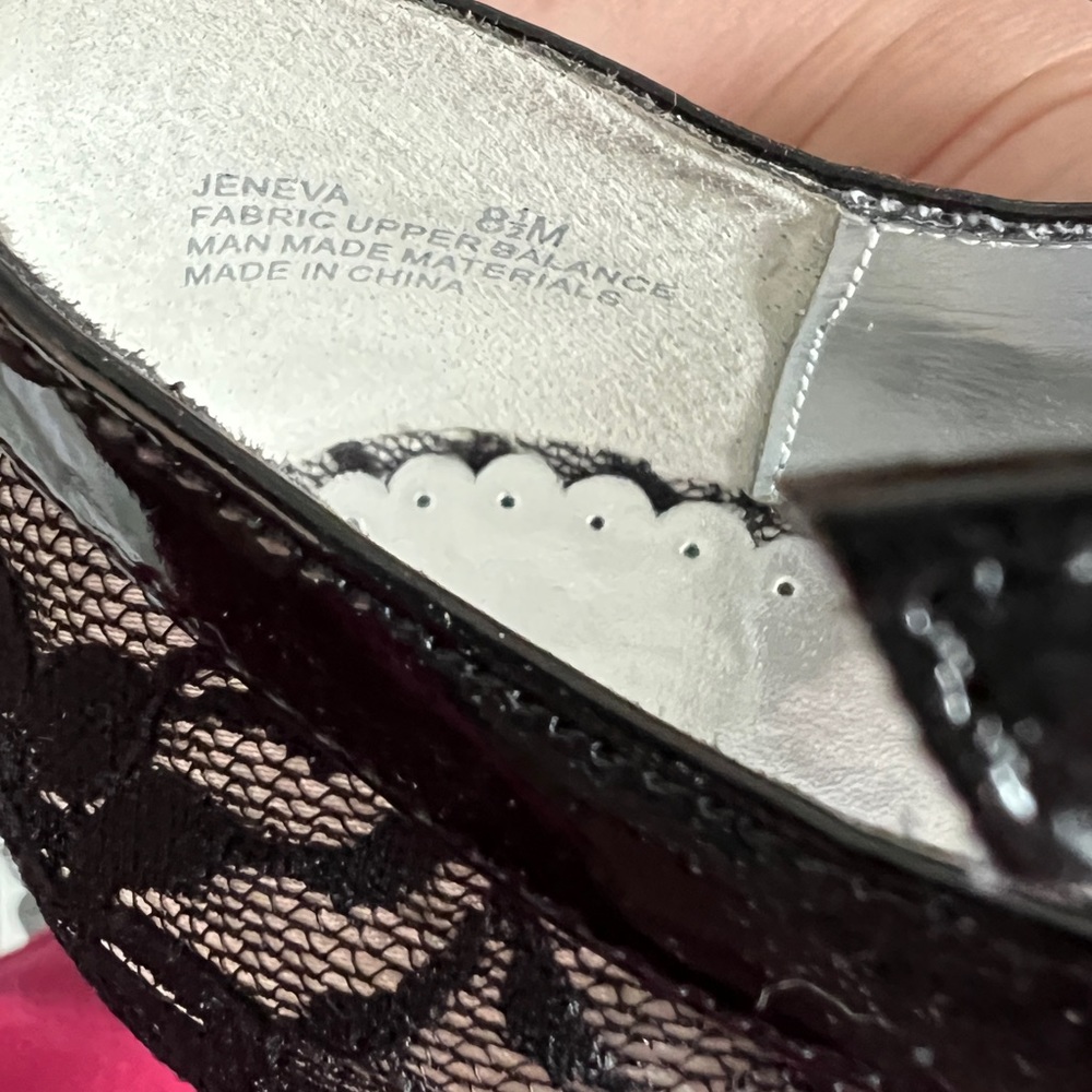 Beautiful, classy shoes with a chunky heel. Like new. - Picture 4 of 4
